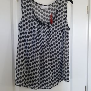 Avenue NWT black & white top size 14/16